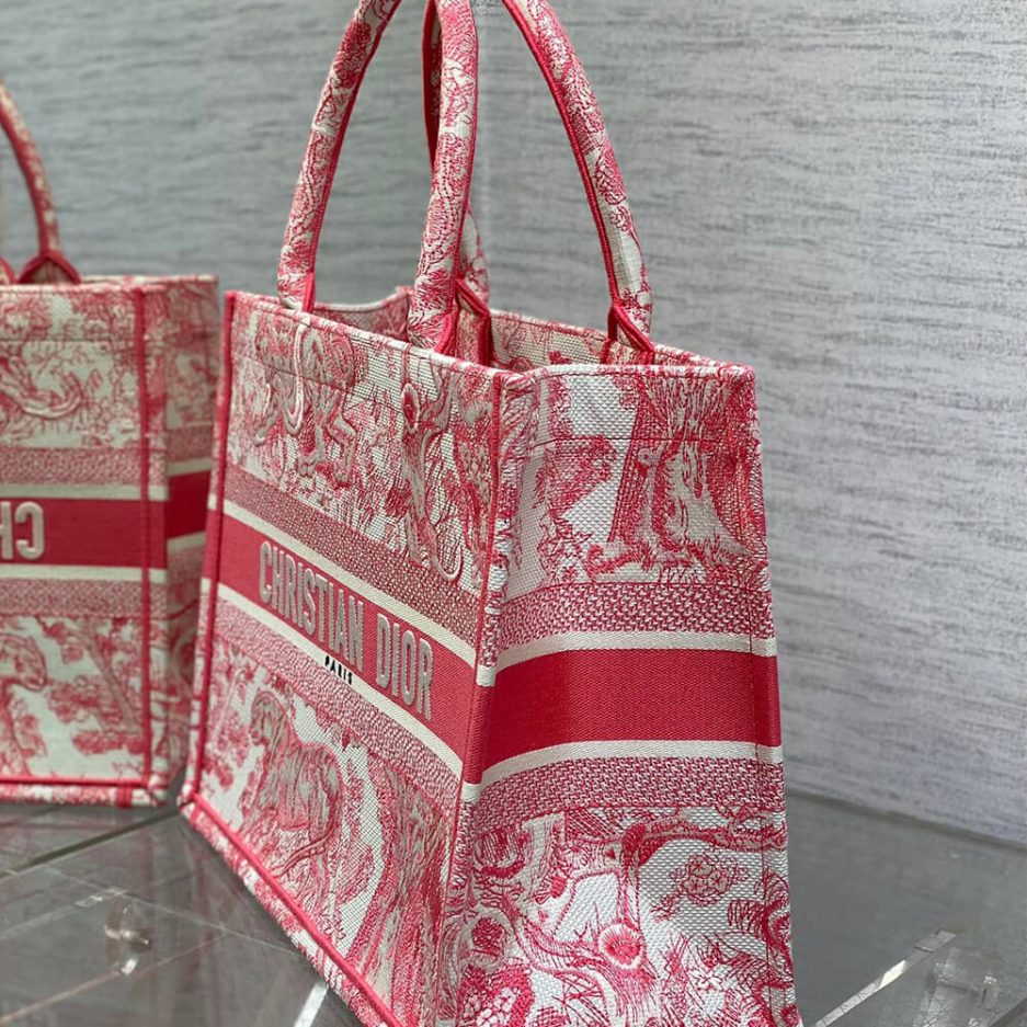 medium D*or book tote