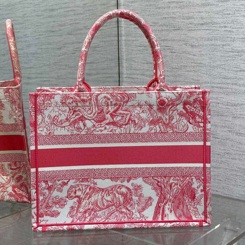 medium D*or book tote