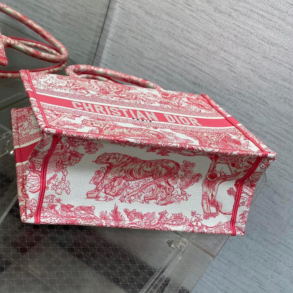 medium D*or book tote