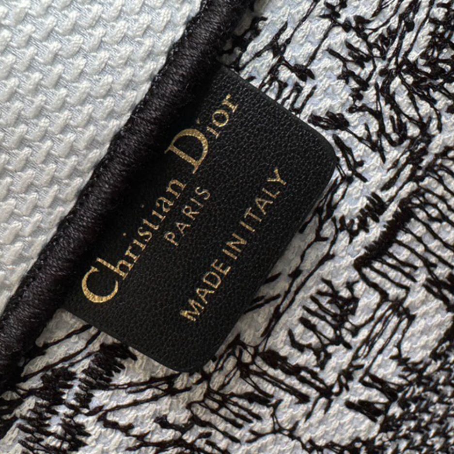 medium D*or book tote