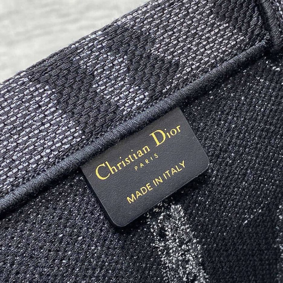medium D*or book tote