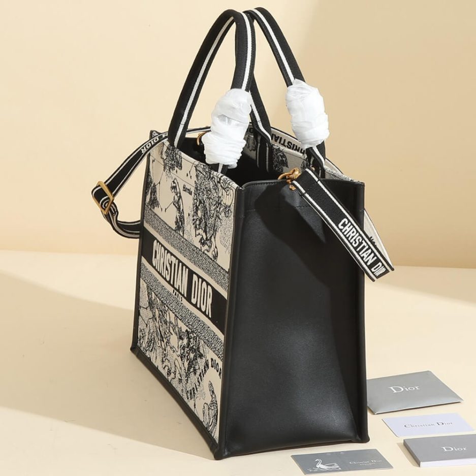 medium D*or book tote
