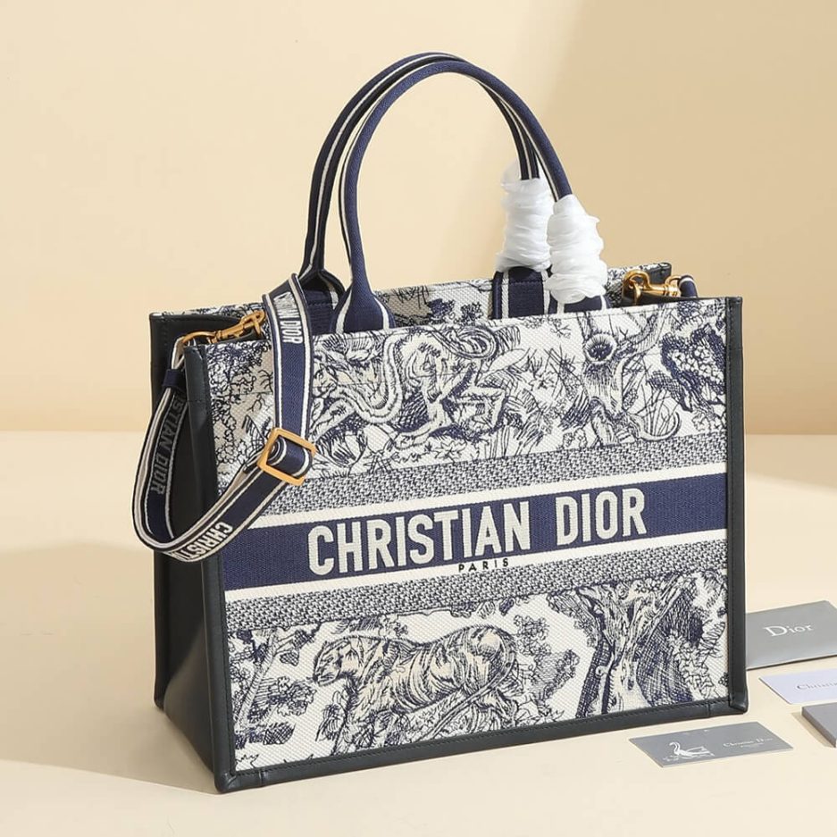 medium D*or book tote