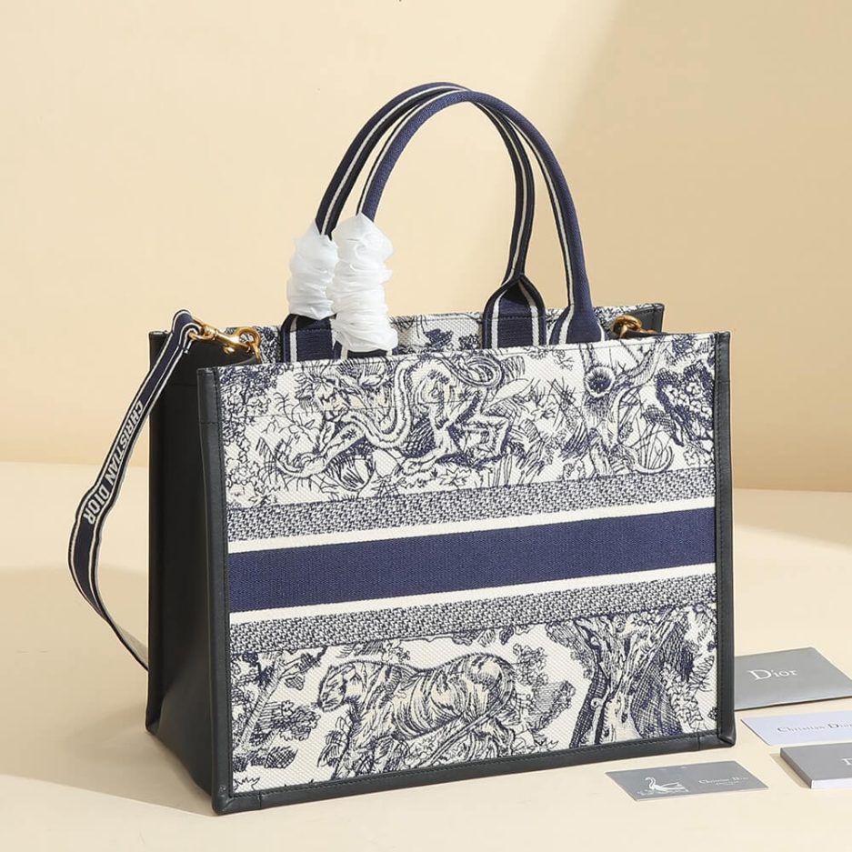 medium D*or book tote