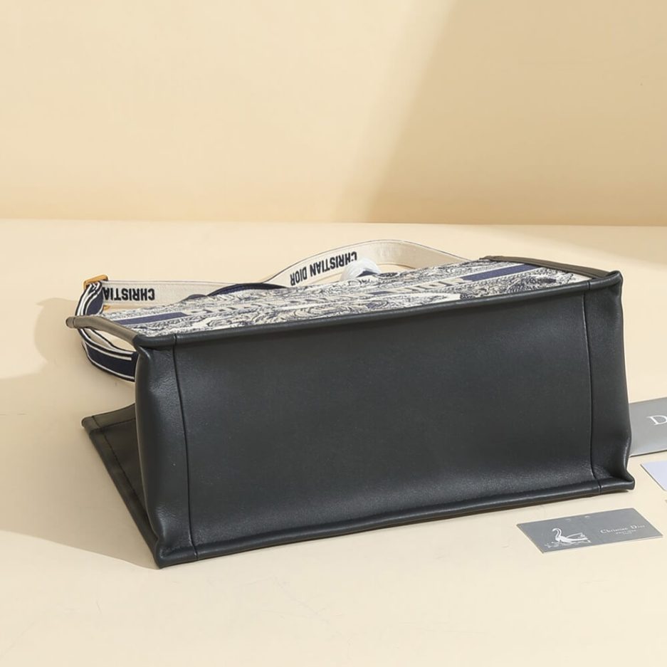 medium D*or book tote