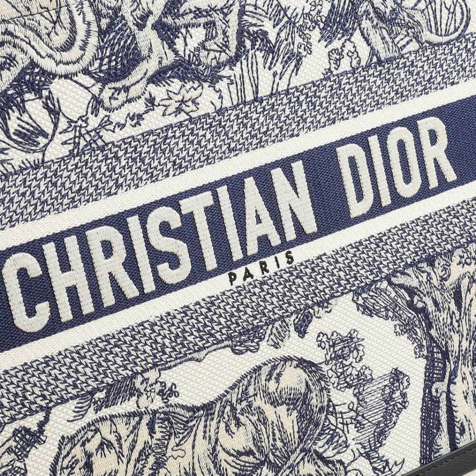 medium D*or book tote